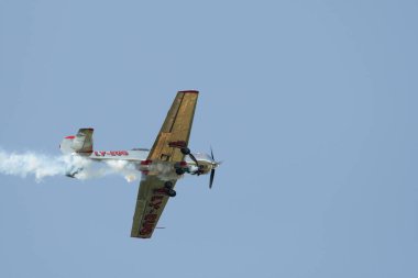 Speck-Fehraltorf, Zürih, İsviçre, 1 Temmuz 2023 LY-EUG Jakowlew Jak-52 tarihi Sovyet pervane uçağı bir hava gösterisi sırasında sahne alıyor