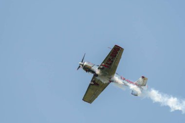 Speck-Fehraltorf, Zürih, İsviçre, 1 Temmuz 2023 LY-EUG Jakowlew Jak-52 tarihi Sovyet pervane uçağı bir hava gösterisi sırasında sahne alıyor