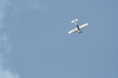 Speck-Fehraltorf, Zürih, İsviçre, 1 Temmuz 2023 LY-EUG Jakowlew Jak-52 tarihi Sovyet pervane uçağı bir hava gösterisi sırasında sahne alıyor