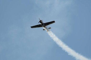 Speck-Fehraltorf, Zürih, İsviçre, 1 Temmuz 2023 LY-EUG Jakowlew Jak-52 tarihi Sovyet pervane uçağı bir hava gösterisi sırasında sahne alıyor