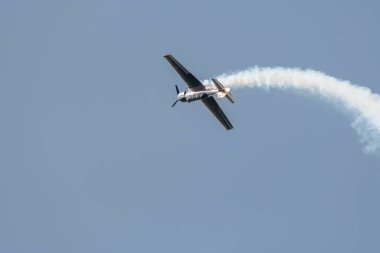 Speck-Fehraltorf, Zürih, İsviçre, 1 Temmuz 2023 LY-EUG Jakowlew Jak-52 tarihi Sovyet pervane uçağı bir hava gösterisi sırasında sahne alıyor