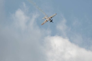 Speck-Fehraltorf, Zürih, İsviçre, 1 Temmuz 2023 LY-EUG Jakowlew Jak-52 tarihi Sovyet pervane uçağı bir hava gösterisi sırasında sahne alıyor