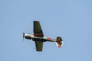 Speck-Fehraltorf, Zürih, İsviçre, 1 Temmuz 2023 LY-EUG Jakowlew Jak-52 tarihi Sovyet pervane uçağı bir hava gösterisi sırasında sahne alıyor