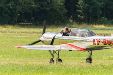 Speck-Fehraltorf, Zürih, İsviçre, 1 Temmuz 2023 Jakowlew Jak-52 tarihi Sovyet uçağı küçük bir havaalanında