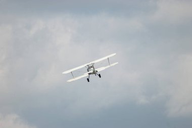 Speck-Fehraltorf, Zürih, İsviçre, 1 Temmuz 2023 HB-RBG Boeing E75 Stearman çift katlı uçak küçük bir havaalanından ayrılıyor.