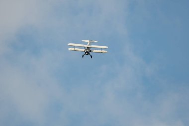 Speck-Fehraltorf, Zürih, İsviçre, 1 Temmuz 2023 HB-RBG Boeing E75 Stearman tarihi çift katlı akrobatik uçak bir hava gösterisi sırasında sahneleniyor.