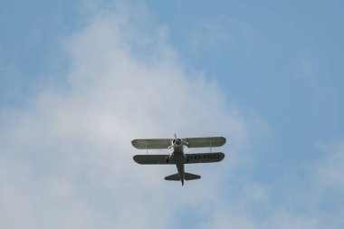 Speck-Fehraltorf, Zürih, İsviçre, 1 Temmuz 2023 HB-RBG Boeing E75 Stearman tarihi çift katlı akrobatik uçak bir hava gösterisi sırasında sahneleniyor.