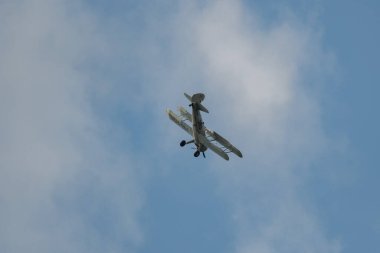 Speck-Fehraltorf, Zürih, İsviçre, 1 Temmuz 2023 HB-RBG Boeing E75 Stearman tarihi çift katlı akrobatik uçak bir hava gösterisi sırasında sahneleniyor.