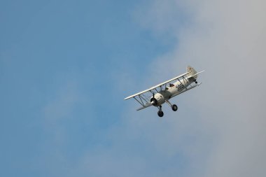 Speck-Fehraltorf, Zürih, İsviçre, 1 Temmuz 2023 HB-RBG Boeing E75 Stearman tarihi çift katlı akrobatik uçak bir hava gösterisi sırasında sahneleniyor.