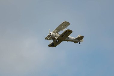 Speck-Fehraltorf, Zürih, İsviçre, 1 Temmuz 2023 HB-RBG Boeing E75 Stearman tarihi çift katlı akrobatik uçak bir hava gösterisi sırasında sahneleniyor.