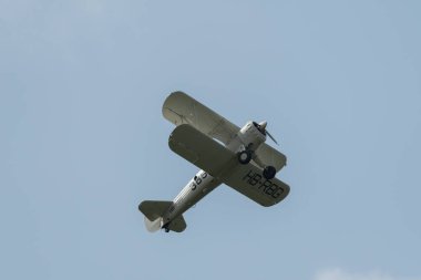 Speck-Fehraltorf, Zürih, İsviçre, 1 Temmuz 2023 HB-RBG Boeing E75 Stearman tarihi çift katlı akrobatik uçak bir hava gösterisi sırasında sahneleniyor.