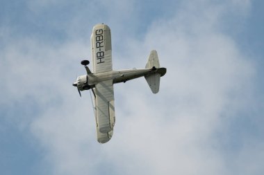 Speck-Fehraltorf, Zürih, İsviçre, 1 Temmuz 2023 HB-RBG Boeing E75 Stearman tarihi çift katlı akrobatik uçak bir hava gösterisi sırasında sahneleniyor.