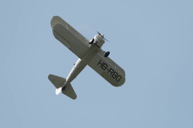 Speck-Fehraltorf, Zürih, İsviçre, 1 Temmuz 2023 HB-RBG Boeing E75 Stearman tarihi çift katlı akrobatik uçak bir hava gösterisi sırasında sahneleniyor.