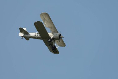 Speck-Fehraltorf, Zürih, İsviçre, 1 Temmuz 2023 HB-RBG Boeing E75 Stearman tarihi çift katlı akrobatik uçak bir hava gösterisi sırasında sahneleniyor.