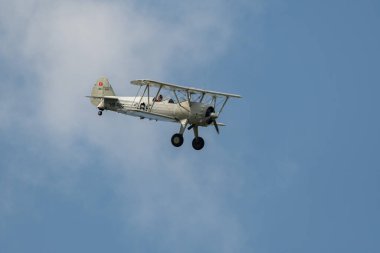 Speck-Fehraltorf, Zürih, İsviçre, 1 Temmuz 2023 HB-RBG Boeing E75 Stearman tarihi çift katlı akrobatik uçak bir hava gösterisi sırasında sahneleniyor.
