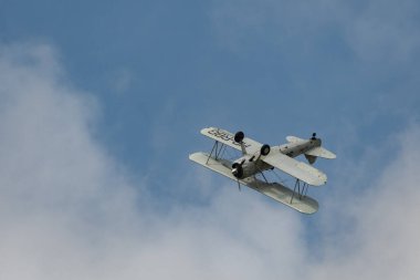 Speck-Fehraltorf, Zürih, İsviçre, 1 Temmuz 2023 HB-RBG Boeing E75 Stearman tarihi çift katlı akrobatik uçak bir hava gösterisi sırasında sahneleniyor.