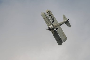 Speck-Fehraltorf, Zürih, İsviçre, 1 Temmuz 2023 HB-RBG Boeing E75 Stearman tarihi çift katlı akrobatik uçak bir hava gösterisi sırasında sahneleniyor.