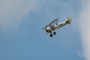 Speck-Fehraltorf, Zürih, İsviçre, 1 Temmuz 2023 HB-RBG Boeing E75 Stearman tarihi çift katlı akrobatik uçak bir hava gösterisi sırasında sahneleniyor.