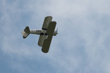 Speck-Fehraltorf, Zürih, İsviçre, 1 Temmuz 2023 HB-RBG Boeing E75 Stearman tarihi çift katlı akrobatik uçak bir hava gösterisi sırasında sahneleniyor.