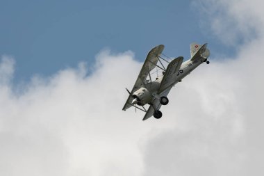 Speck-Fehraltorf, Zürih, İsviçre, 1 Temmuz 2023 HB-RBG Boeing E75 Stearman tarihi çift katlı akrobatik uçak bir hava gösterisi sırasında sahneleniyor.