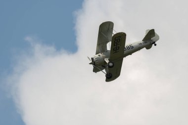 Speck-Fehraltorf, Zürih, İsviçre, 1 Temmuz 2023 HB-RBG Boeing E75 Stearman tarihi çift katlı akrobatik uçak bir hava gösterisi sırasında sahneleniyor.