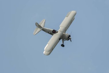 Speck-Fehraltorf, Zürih, İsviçre, 1 Temmuz 2023 HB-RBG Boeing E75 Stearman tarihi çift katlı akrobatik uçak bir hava gösterisi sırasında sahneleniyor.