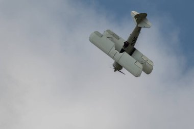 Speck-Fehraltorf, Zürih, İsviçre, 1 Temmuz 2023 HB-RBG Boeing E75 Stearman tarihi çift katlı akrobatik uçak bir hava gösterisi sırasında sahneleniyor.