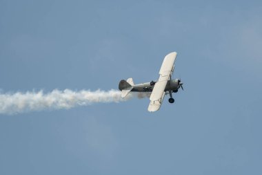 Speck-Fehraltorf, Zürih, İsviçre, 1 Temmuz 2023 HB-RBG Boeing E75 Stearman tarihi çift katlı akrobatik uçak bir hava gösterisi sırasında sahneleniyor.