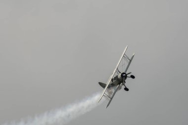 Speck-Fehraltorf, Zürih, İsviçre, 1 Temmuz 2023 HB-RBG Boeing E75 Stearman tarihi çift katlı akrobatik uçak bir hava gösterisi sırasında sahneleniyor.