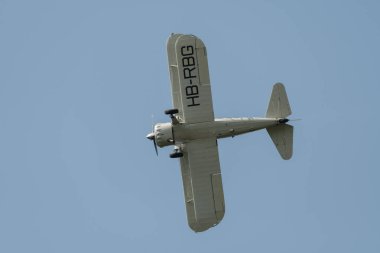 Speck-Fehraltorf, Zürih, İsviçre, 1 Temmuz 2023 HB-RBG Boeing E75 Stearman tarihi çift katlı akrobatik uçak bir hava gösterisi sırasında sahneleniyor.