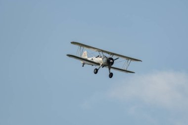 Speck-Fehraltorf, Zürih, İsviçre, 1 Temmuz 2023 HB-RBG Boeing E75 Stearman tarihi çift katlı akrobatik uçak bir hava gösterisi sırasında sahneleniyor.