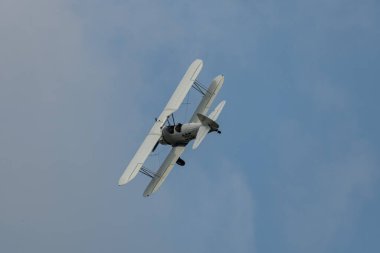 Speck-Fehraltorf, Zürih, İsviçre, 1 Temmuz 2023 HB-RBG Boeing E75 Stearman tarihi çift katlı akrobatik uçak bir hava gösterisi sırasında sahneleniyor.