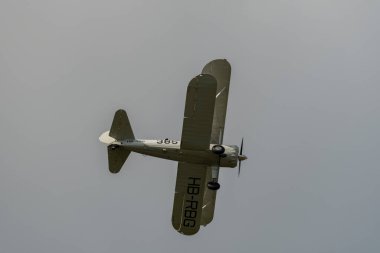 Speck-Fehraltorf, Zürih, İsviçre, 1 Temmuz 2023 HB-RBG Boeing E75 Stearman tarihi çift katlı akrobatik uçak bir hava gösterisi sırasında sahneleniyor.