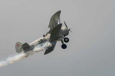 Speck-Fehraltorf, Zürih, İsviçre, 1 Temmuz 2023 HB-RBG Boeing E75 Stearman tarihi çift katlı akrobatik uçak bir hava gösterisi sırasında sahneleniyor.