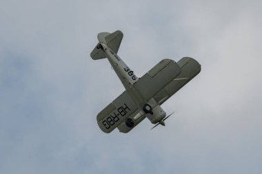 Speck-Fehraltorf, Zürih, İsviçre, 1 Temmuz 2023 HB-RBG Boeing E75 Stearman tarihi çift katlı akrobatik uçak bir hava gösterisi sırasında sahneleniyor.