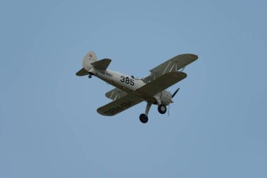Speck-Fehraltorf, Zürih, İsviçre, 1 Temmuz 2023 HB-RBG Boeing E75 Stearman tarihi çift katlı akrobatik uçak bir hava gösterisi sırasında sahneleniyor.