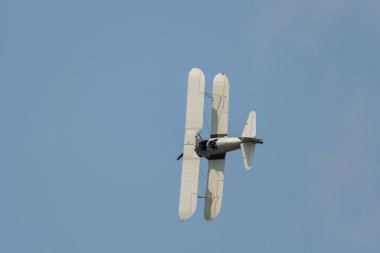 Speck-Fehraltorf, Zürih, İsviçre, 1 Temmuz 2023 HB-RBG Boeing E75 Stearman tarihi çift katlı akrobatik uçak bir hava gösterisi sırasında sahneleniyor.