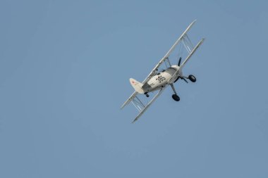 Speck-Fehraltorf, Zürih, İsviçre, 1 Temmuz 2023 HB-RBG Boeing E75 Stearman tarihi çift katlı akrobatik uçak bir hava gösterisi sırasında sahneleniyor.