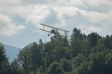 Speck-Fehraltorf, Zürih, İsviçre, 1 Temmuz 2023 HB-RBG Boeing E75 Stearman tarihi çift katlı akrobatik uçak bir hava gösterisi sırasında sahneleniyor.