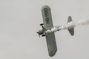 Speck-Fehraltorf, Zürih, İsviçre, 1 Temmuz 2023 HB-RBG Boeing E75 Stearman tarihi çift katlı akrobatik uçak bir hava gösterisi sırasında sahneleniyor.