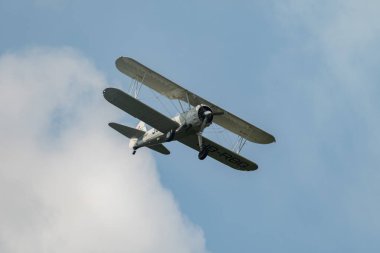Speck-Fehraltorf, Zürih, İsviçre, 1 Temmuz 2023 HB-RBG Boeing E75 Stearman tarihi çift katlı akrobatik uçak bir hava gösterisi sırasında sahneleniyor.