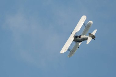 Speck-Fehraltorf, Zürih, İsviçre, 1 Temmuz 2023 HB-RBG Boeing E75 Stearman tarihi çift katlı akrobatik uçak bir hava gösterisi sırasında sahneleniyor.