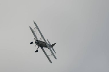 Speck-Fehraltorf, Zürih, İsviçre, 1 Temmuz 2023 HB-RBG Boeing E75 Stearman tarihi çift katlı akrobatik uçak bir hava gösterisi sırasında sahneleniyor.