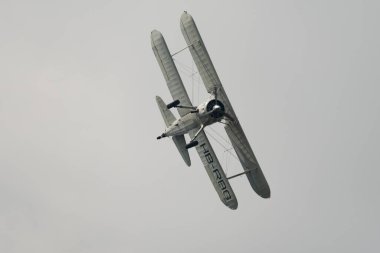 Speck-Fehraltorf, Zürih, İsviçre, 1 Temmuz 2023 HB-RBG Boeing E75 Stearman tarihi çift katlı akrobatik uçak bir hava gösterisi sırasında sahneleniyor.