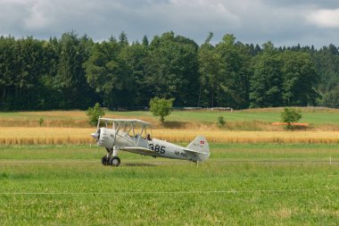 Speck-Fehraltorf, Zürih, İsviçre, 1 Temmuz 2023 HB-RBG Boeing E75 Stearman tarihi çift katlı uçak küçük bir havaalanında