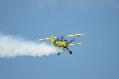 Speck-Fehraltorf, Zürih, İsviçre, 1 Temmuz 2023 HB-YNG Culps Rombach akrobatik uçakları bir hava gösterisi sırasında