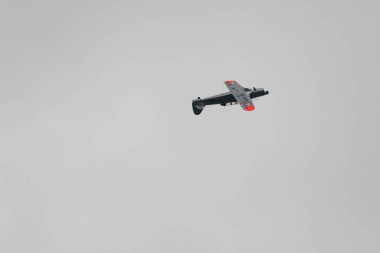 Speck-Fehraltorf, Zürih, İsviçre, 1 Temmuz 2023 HB-RAM Pilatus P-2 tarihi pervane uçağı bir hava gösterisi sırasında