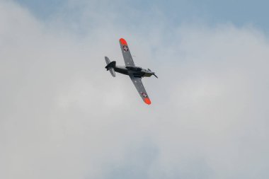 Speck-Fehraltorf, Zürih, İsviçre, 1 Temmuz 2023 HB-RAM Pilatus P-2 tarihi pervane uçağı bir hava gösterisi sırasında