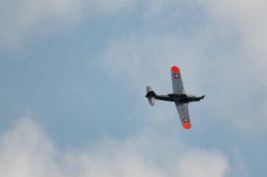 Speck-Fehraltorf, Zürih, İsviçre, 1 Temmuz 2023 HB-RAM Pilatus P-2 tarihi pervane uçağı bir hava gösterisi sırasında
