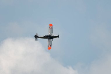Speck-Fehraltorf, Zürih, İsviçre, 1 Temmuz 2023 HB-RAM Pilatus P-2 tarihi pervane uçağı bir hava gösterisi sırasında